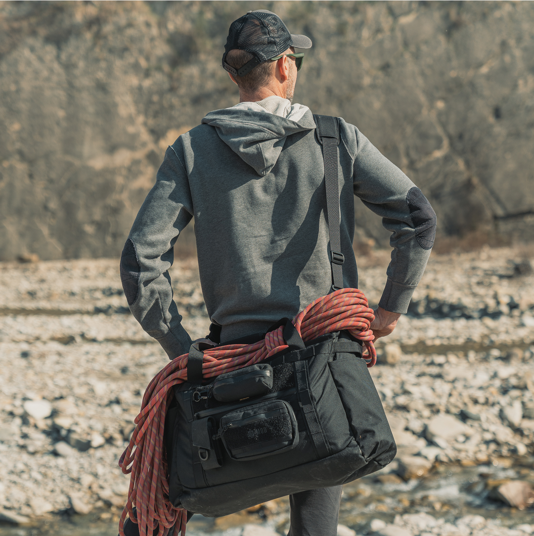 Removable and adjustable shoulder strap.